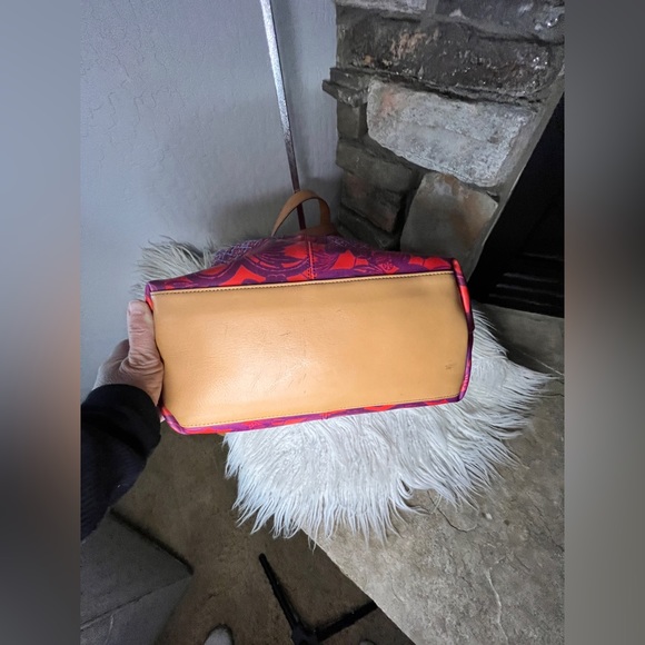 Tory Burch, N/S tote bag, wildflower multi color, 12” (W), 17” (H), 5.5” (D) - Picture 4 of 5